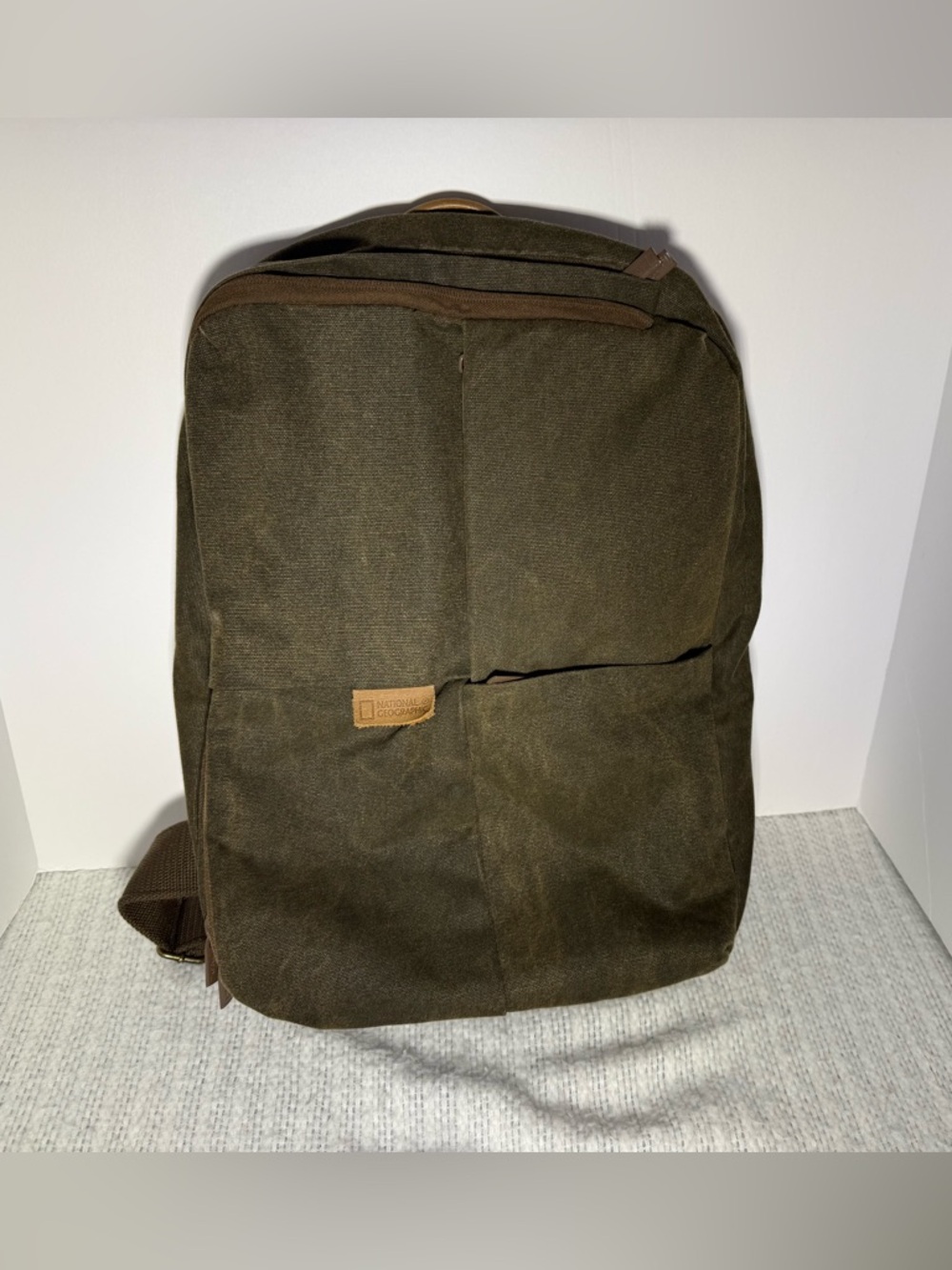 🌲 Durable and stylish National Geographic canvas backpack 📸